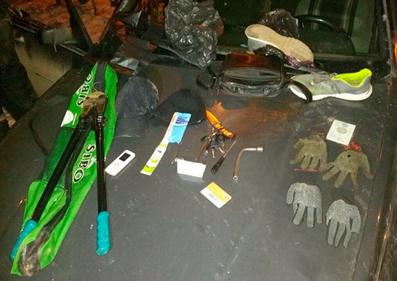 В автомобілі затриманих поліція виявила викрадені акумулятори і знаряддя скоєння злочину