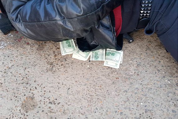 У Чернівцях поліція "на гарячому" затримала трьох вимагачів