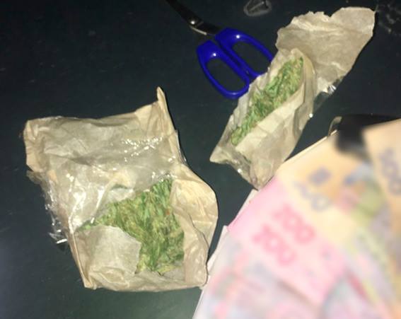Поліцейські "на гарячому" впіймали наркоторговця