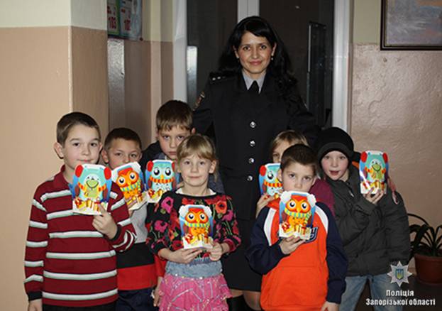 Запорізькі поліцейські влаштували свято для дітей, позбавлених батьківського тепла