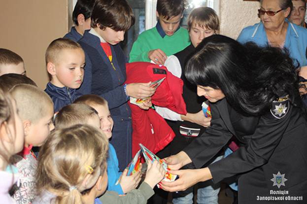 Запорізькі поліцейські влаштували свято для дітей, позбавлених батьківського тепла