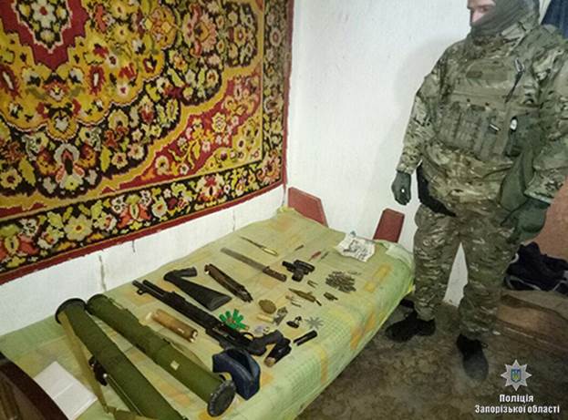 У Запоріжжі поліцейські вилучили арсенал зброї та наркотики