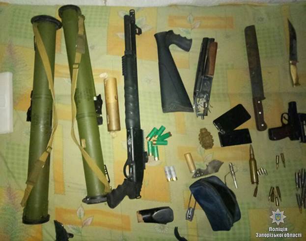 У Запоріжжі поліцейські вилучили арсенал зброї та наркотики
