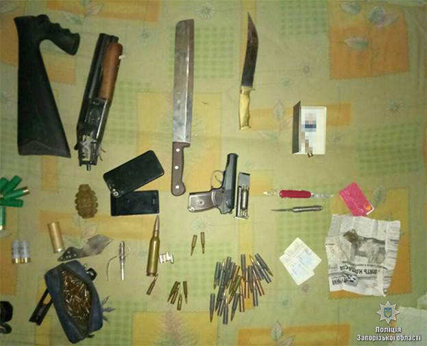 У Запоріжжі поліцейські вилучили арсенал зброї та наркотики