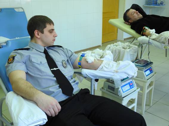 На Запоріжжі поліцейські здали кров пораненим колегам та учасникам АТО