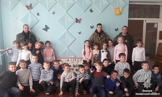 У Запоріжжі поліцейські нагадали дітям правила поведінки під час виявлення вибухонебезпечних предметів