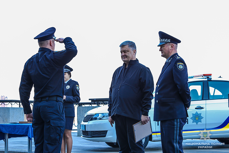 Президент України передав Нацполіції сучасні катери та автомобілі