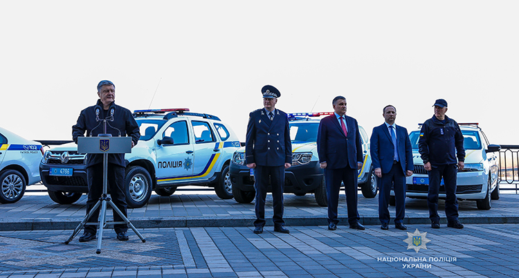 Президент України передав Нацполіції сучасні катери та автомобілі