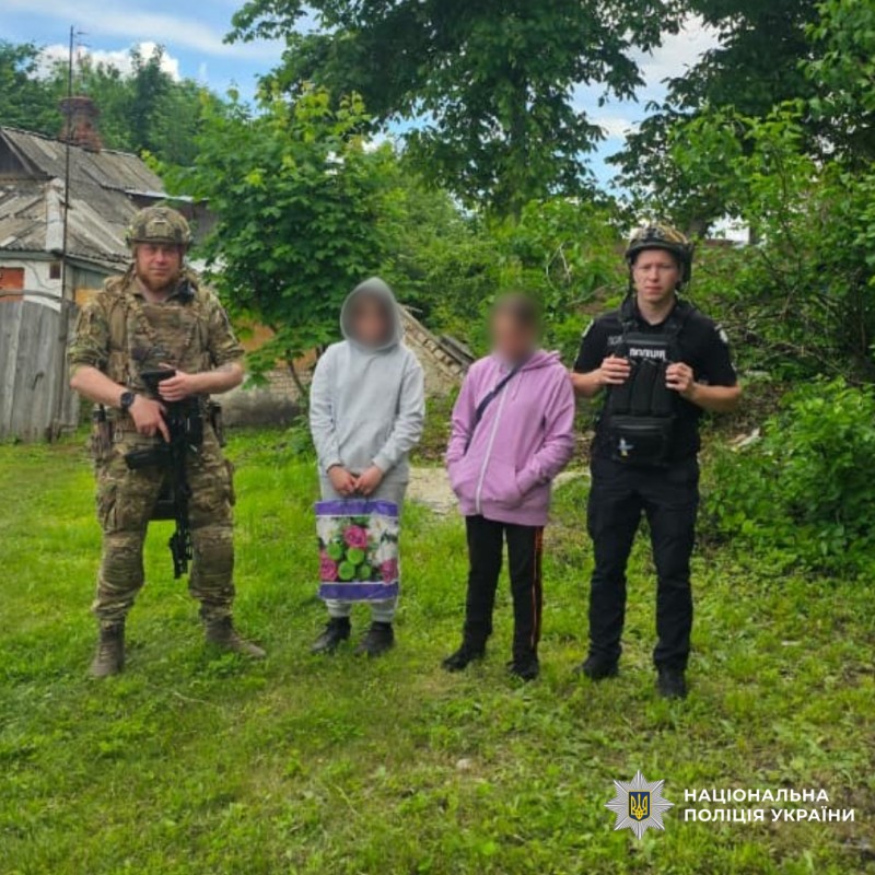 На Куп’янщині поліцейські евакуювали жінку з дитиною з прифронтового села під час загрози ворожих атак дронами