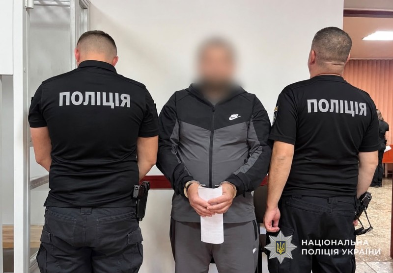 Поліцейські та затриманий за підозрою у розбещенні малолітньої  у залі суду
