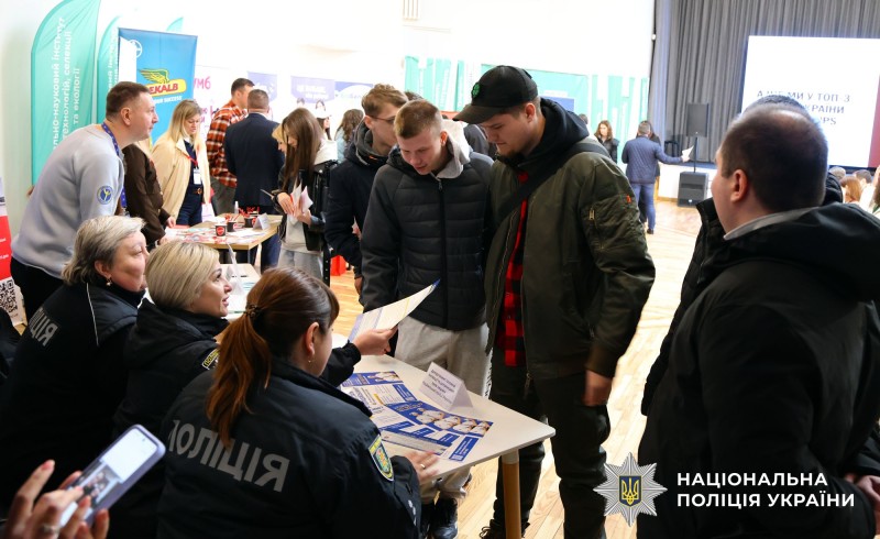 Поліцейські спілкуються із молоддю