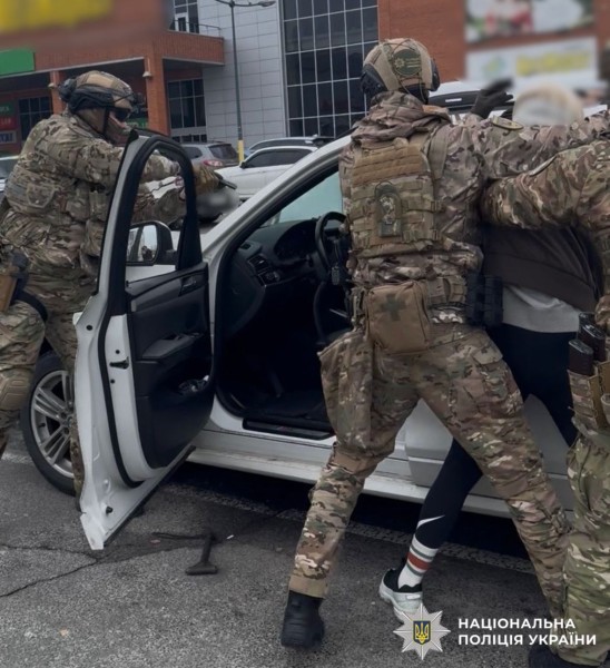 На фото зобрадено затримання фігурантів