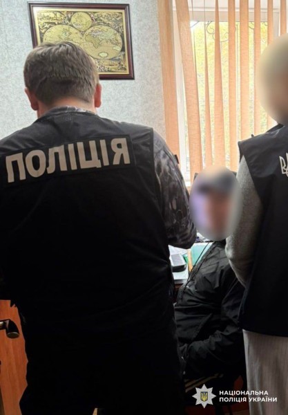 Поліцейський повідомляє про підозру одному з фігурантів кримінального провадження