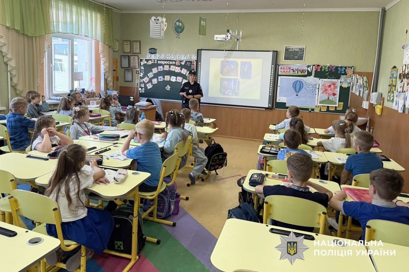 Поліцейська говорить з дітьми на тему безпеки