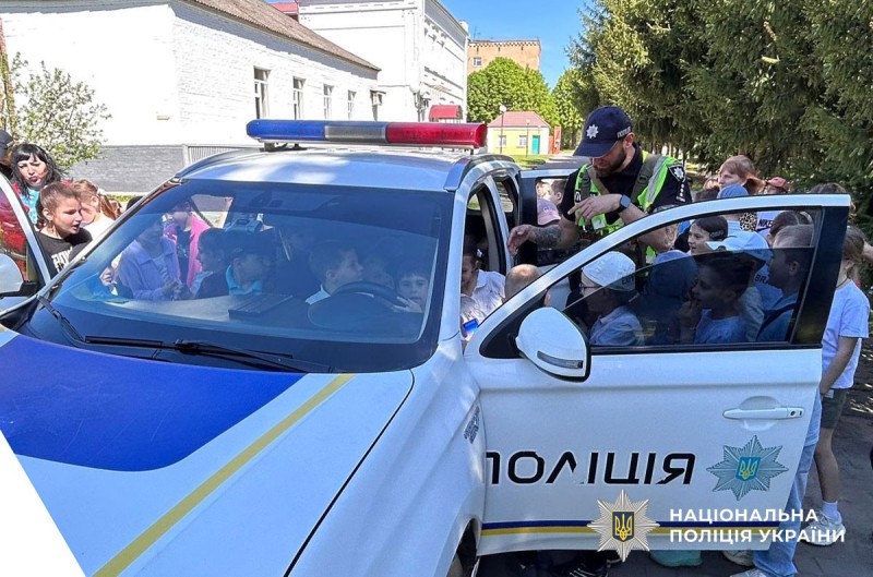 Інспектори спілкубються із дітьми
