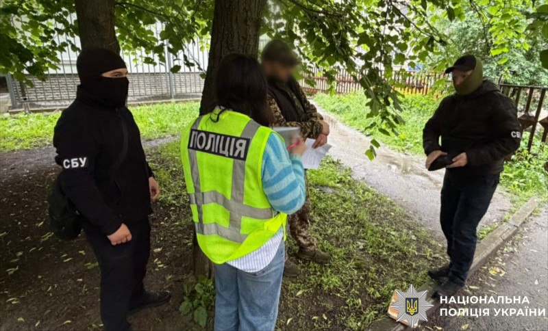 На фото затрманий, правоохоронці та працівники СБУ.