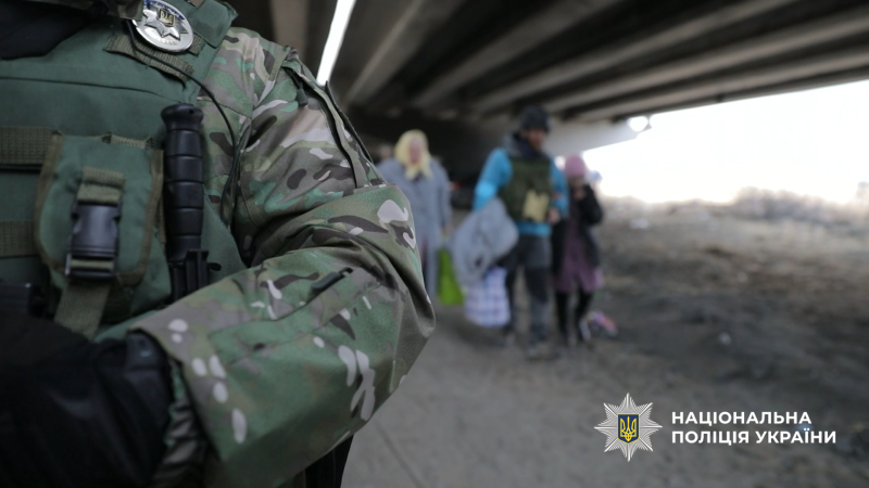 На фото зображена евакуація у 2022 році в місті Ірпінь