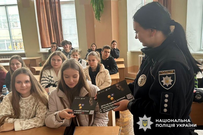 Яна Татароська проводить лекцію для молоді