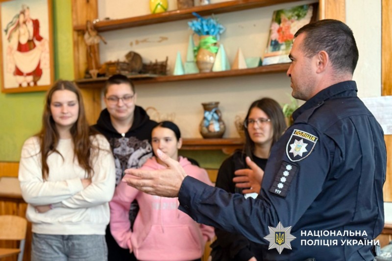 Поліцейський спілкується із дітьми