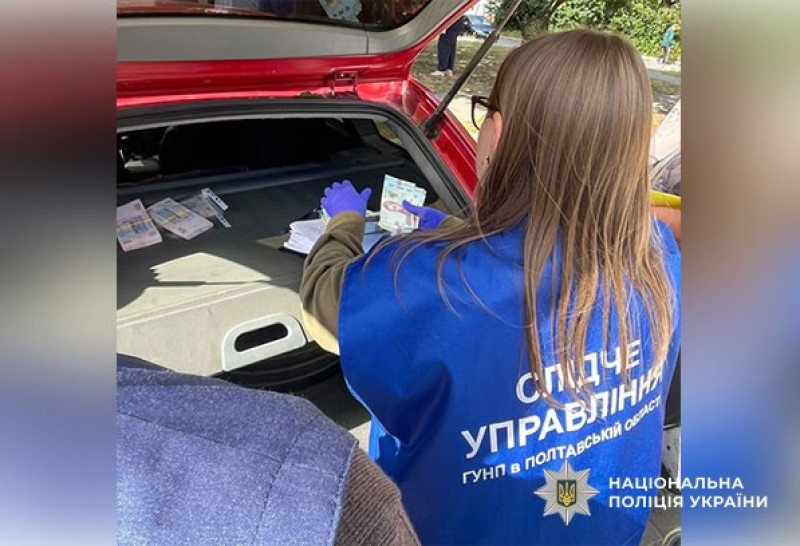 Слідча поліції працює на місці обшуку