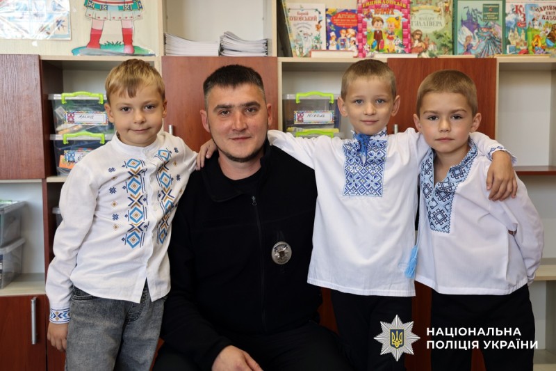 Поліцейський і хлопчики в гарному настрої