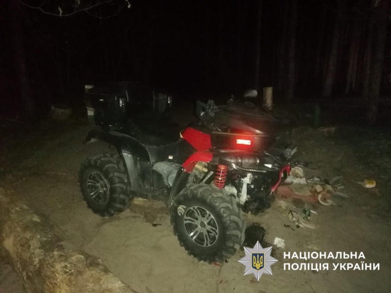 На фото зображений квадрацикл, учасник ДТП.