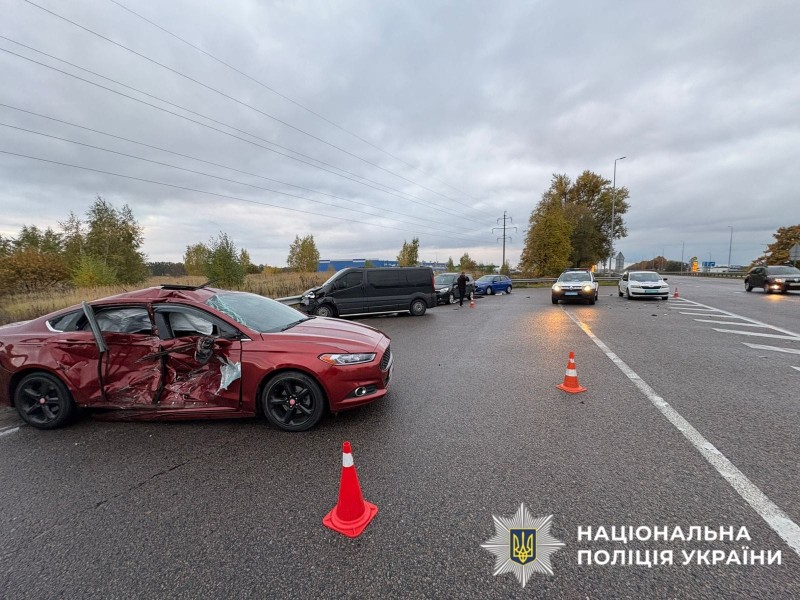 На фото зображено автомобілі, які є учасниками ДТП.