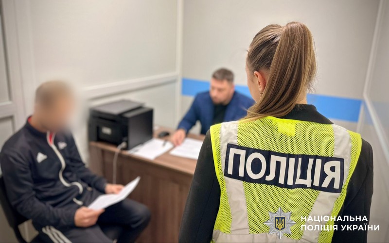 Інцидент стався 19 вересня на уроці фізкультури. 23 вересня із заявою в поліцію звернулась мати 13-річного учня після того, як дізналась про конфлікт, під час якого вчитель вчинив неправомірні дії відносно її сина.



Дізнавачі за процесуального керівництва Могилів-подільської окружної прокуратури повідомили 25-річному чоловіку про підозру за ч. 1 ст. 126 КК України (Побої і мурування, тобто – умисне завдання ударів, які завдали фізичного болю) та проводять розслідування.

Усі обставини правопорушення встановлюються, тривають слідчі дії.



Відділ комунікації поліції

Вінницької області