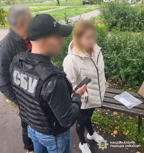Підозрювана та правоохоронці