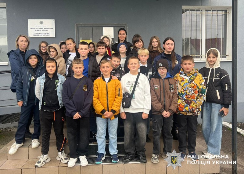 діти та поліцейські позують для спільного фото біля входу в райвідділ