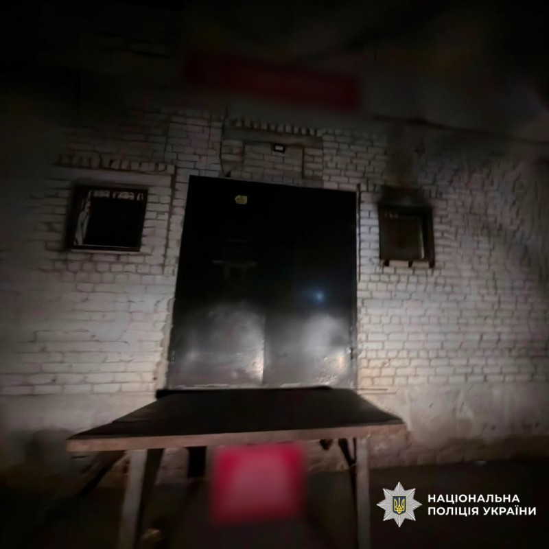 Поліцейські оперативно затримали двох чоловіків, підозрюваних у підпалі відділення пошти у місті Златопіль