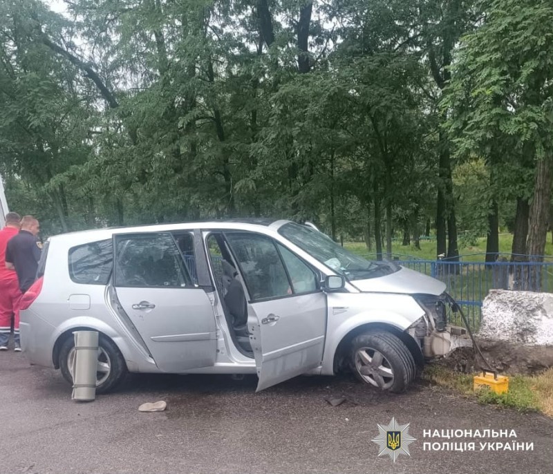 Пошкоджений автомобіль на місці ДТП