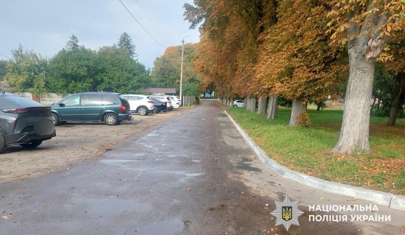 На фото зображено територію, яка відноситься до місця події.