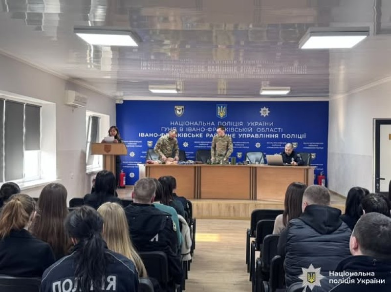 Відпрацьовують навички, що можуть врятувати життя: поліцейські Прикарпаття пройшли практичні заняття