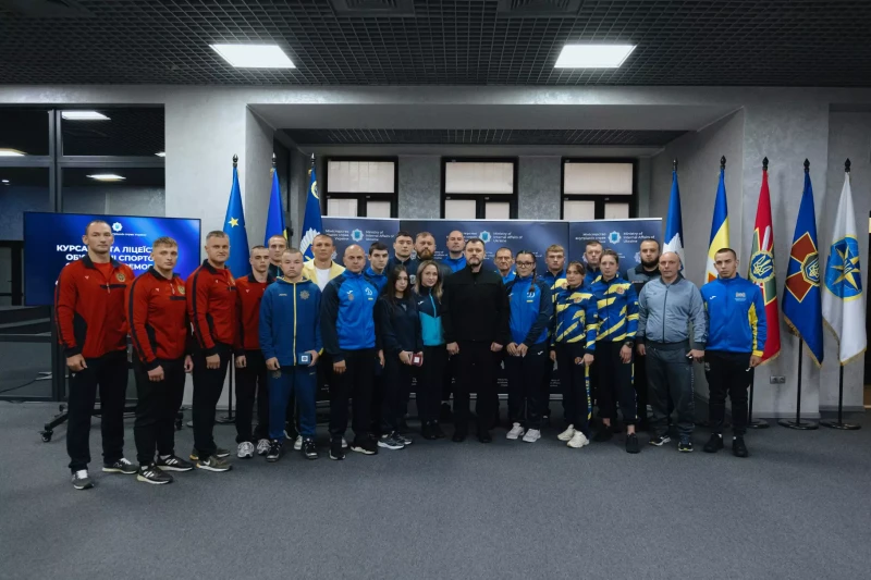 Міністр внутрішніх справ Ігор Клименко з ліцеїстами