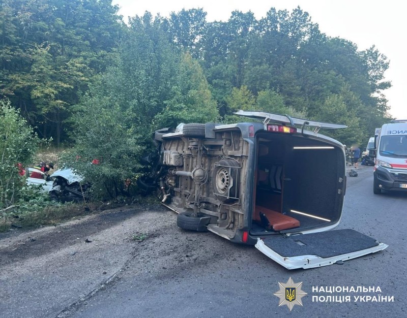 Пошкоджене авто на місці ДТП