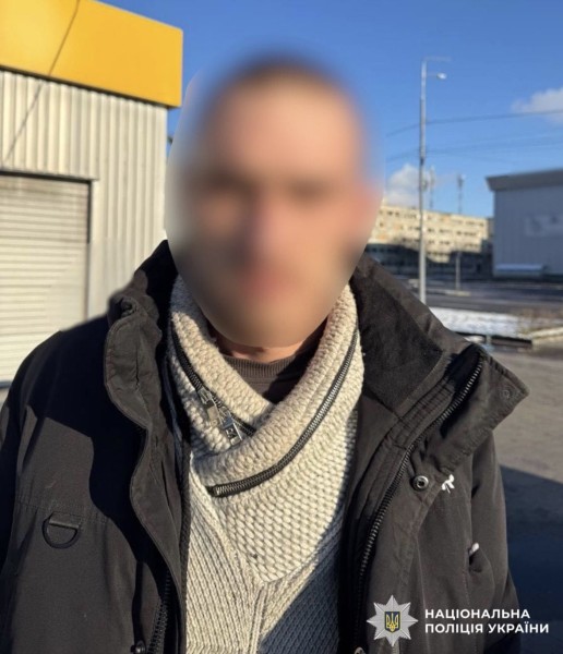 На фотографії зображено зловмисника, який здійснив грабіж з магазину.