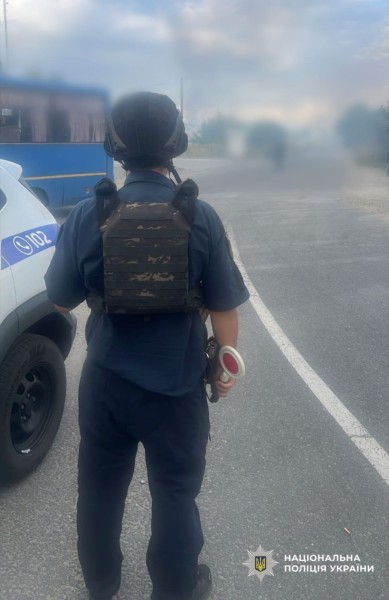 На фото зображений поліцейський на місці атаки