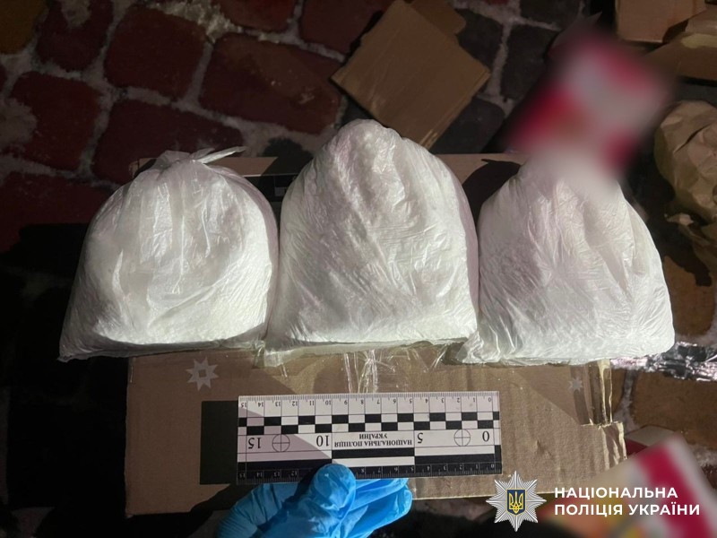 Розповсюджував заборонені речовини через пошту: у Вінниці затримали наркоторговця