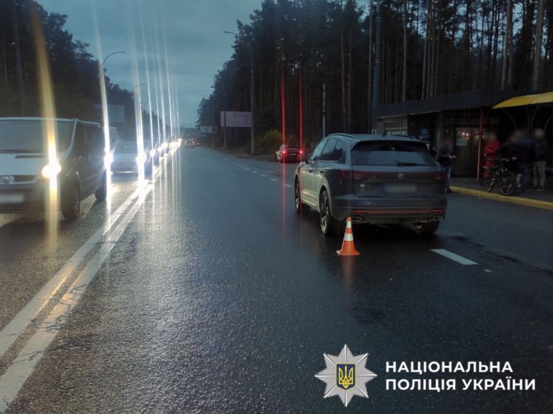 На фото зображена дорога та автомобілі. Фото з місця події.