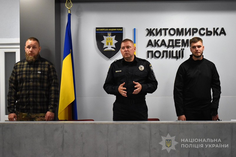 начальник академії у залі з ветеранами війни
