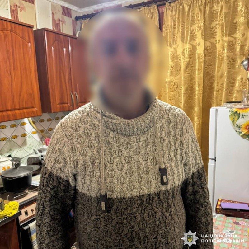 На фото зображений цивільний чоловік