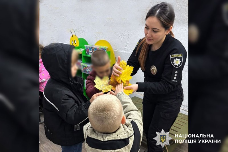 Поліцейська працює з дітьми