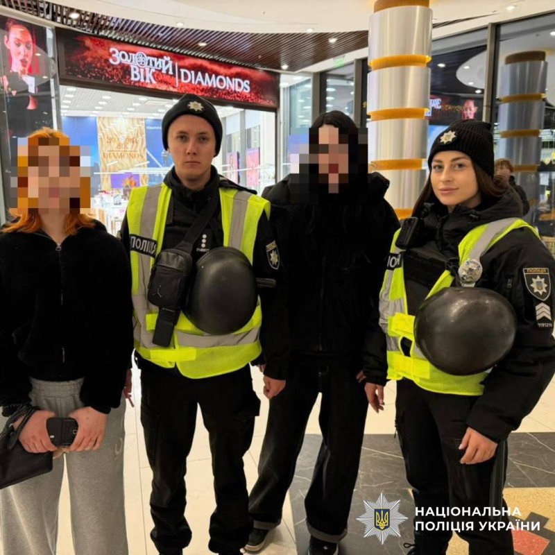 на фото зображені поліцейські Харкова, які продовжують проводити профілактичну роботу з неповнолітніми