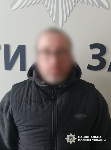 На фотографії зображено затриманого чоловіка, який вирощував та зберігав з метою подальшого збуту наркотичні засоби на Обухівщині.