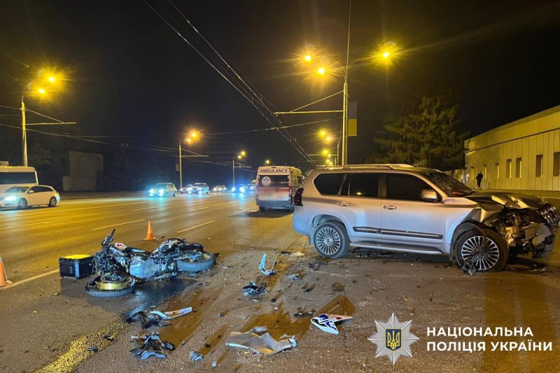 Поліцейські Харкова встановлюють обставини ДТП, в якій загинув водій мотоцикла, пасажирка травмована
