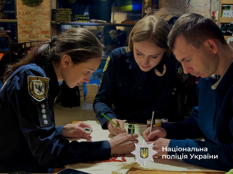 Поліцейські для захисників організували майстер-клас із розпису футболок