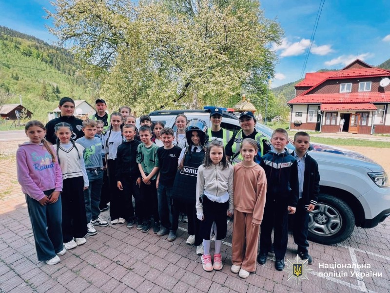 Пізнавальний та практичний урок з безпеки дорожнього руху для учнів Верхньоясенівського ліцею провели ювенальний поліцейський спільно зі співробітниками сектору реагування патрульної поліції Верховинщини.