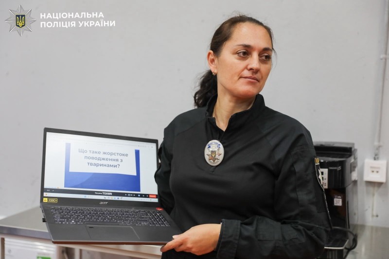 На фото зобрмжена поліцейська