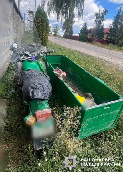 На фото зображений двоколісний транспорт